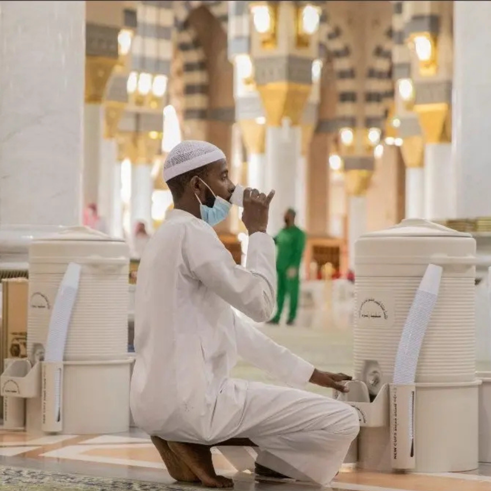 التضلع من ماء زمزم إرتواء يحمل معنى الإيمان
