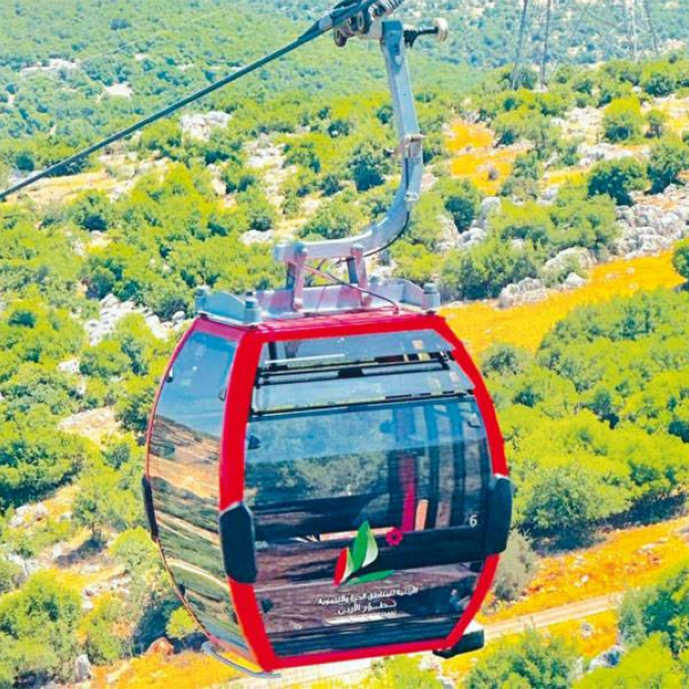 طيران معلق فوق طبيعة ساحرة