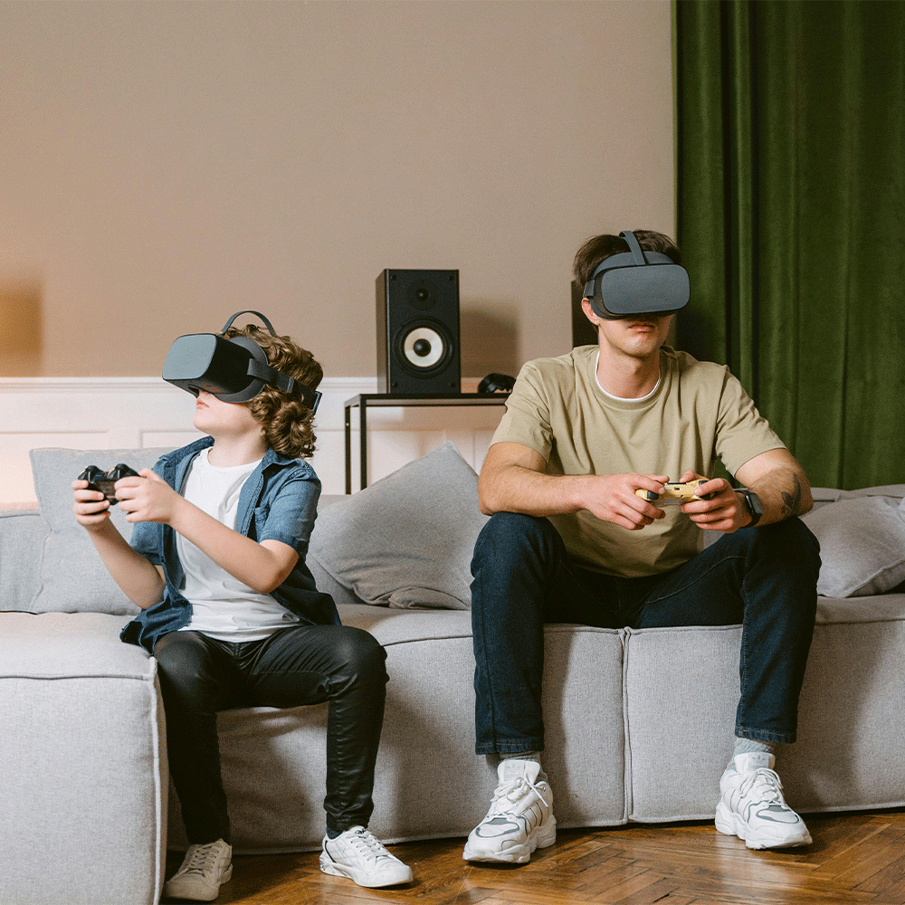 الأسرة الرقمية ... أفرادها منشغلون بـ عالمهم الافتراضي