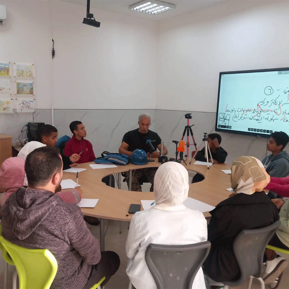 مركز زها دير علا: طلاب الفريق الإعلامي يتفاعلون في محاضرة حول الإعلام الرقمي