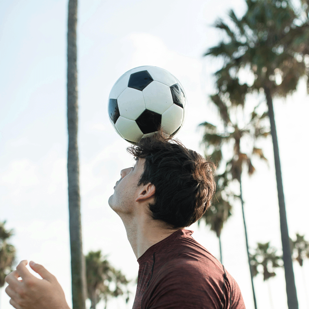 ضربة الكرة بالرأس مهارة دقيقة تجمع بين القوة والتركيز