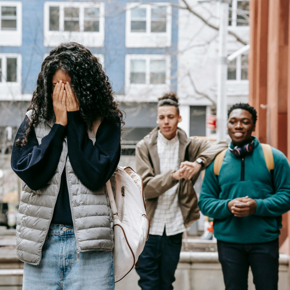 التنمر… جرحٌ لا يُرى لكنه يُوجِع