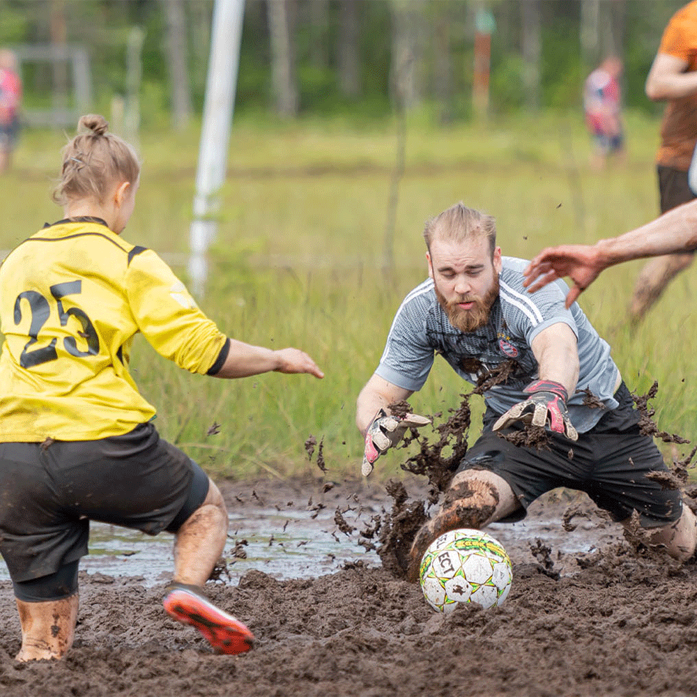 كرة القدم المستنقعية رياضة غير تقليدية مليئة بالضحك والتحدي